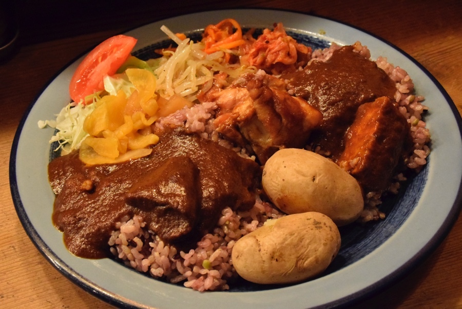 セルフ盛り付けカレーが1 080円で食べ放題 牛タンからタンドリーチキンまで具だくさんカレーを食べてきた レッツエンジョイ東京