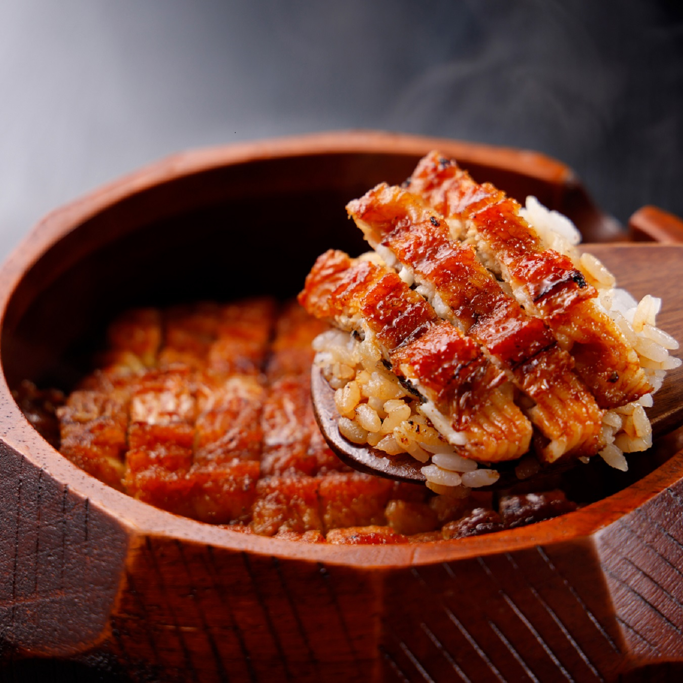 ▲「ひつまぶし(香の物、だし巻きたまご、吸物つき)」(3,950円)。出汁で食べると地焼きの香ばしさが口の中に広がる