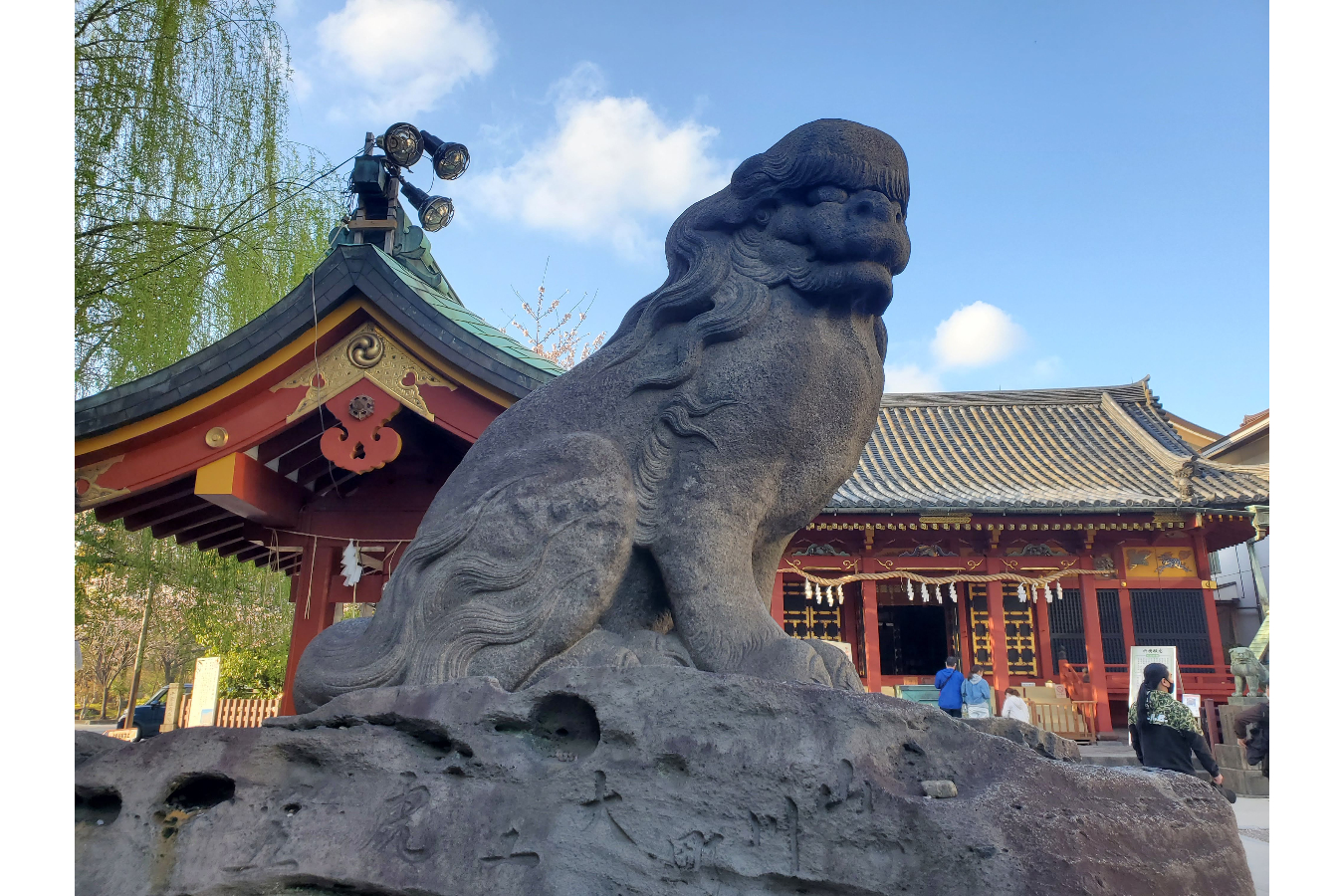 ▲参道には巨大狛犬さん!