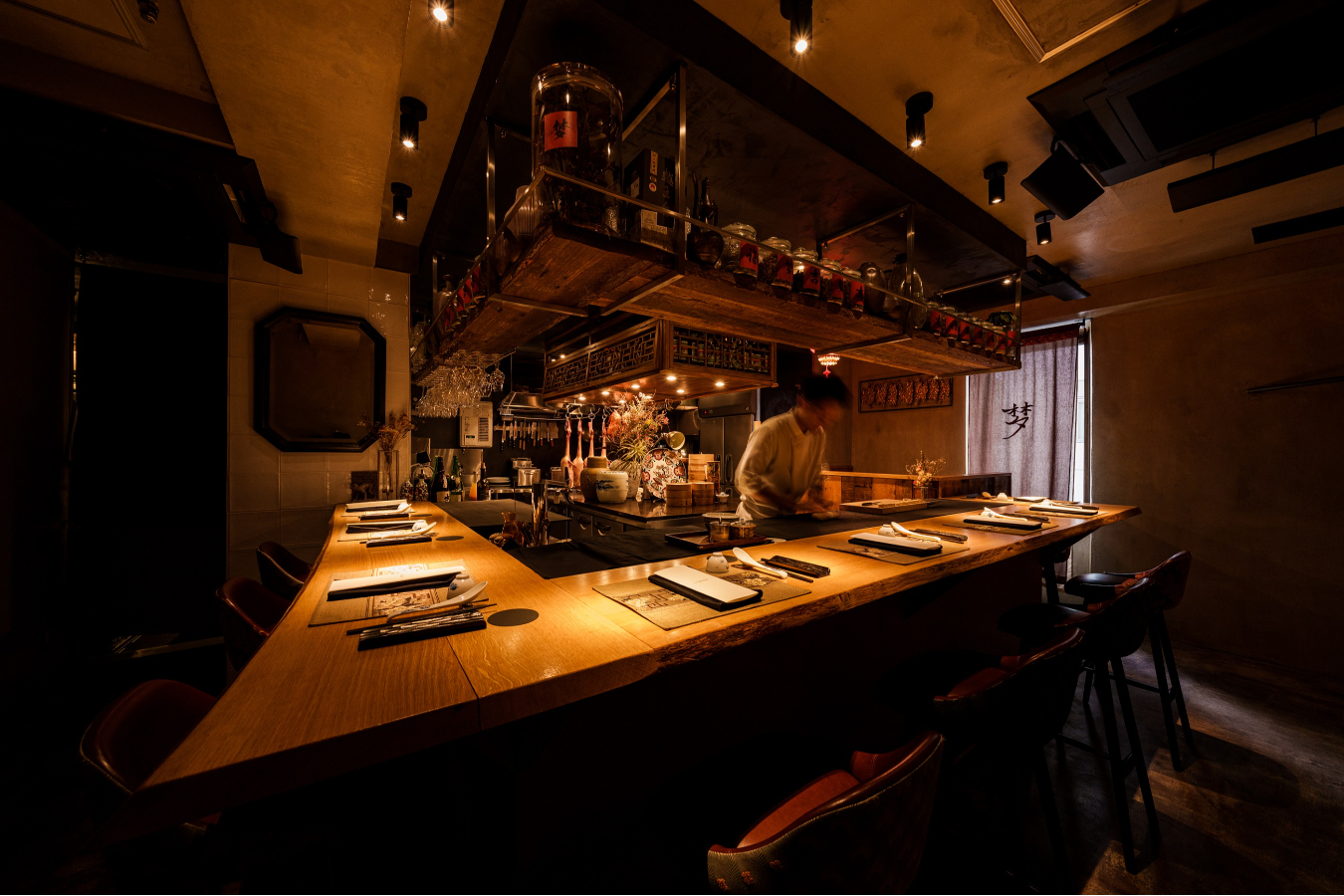 ▲調理風景はライブ感満載。厨房を囲むように作られたコの字型のカウンター越しに見ることができます