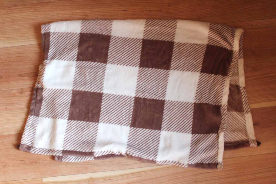 ▲3WAYひざかけ チェック、70×100cm(330円)