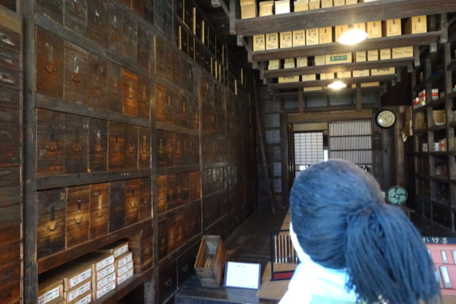 ▲ジブリの立体建造物展目的で来たなら絶対に見ておきたい武居三省堂。この棚のマトリックスは、そう、釜爺の仕事場のモチーフですよ
