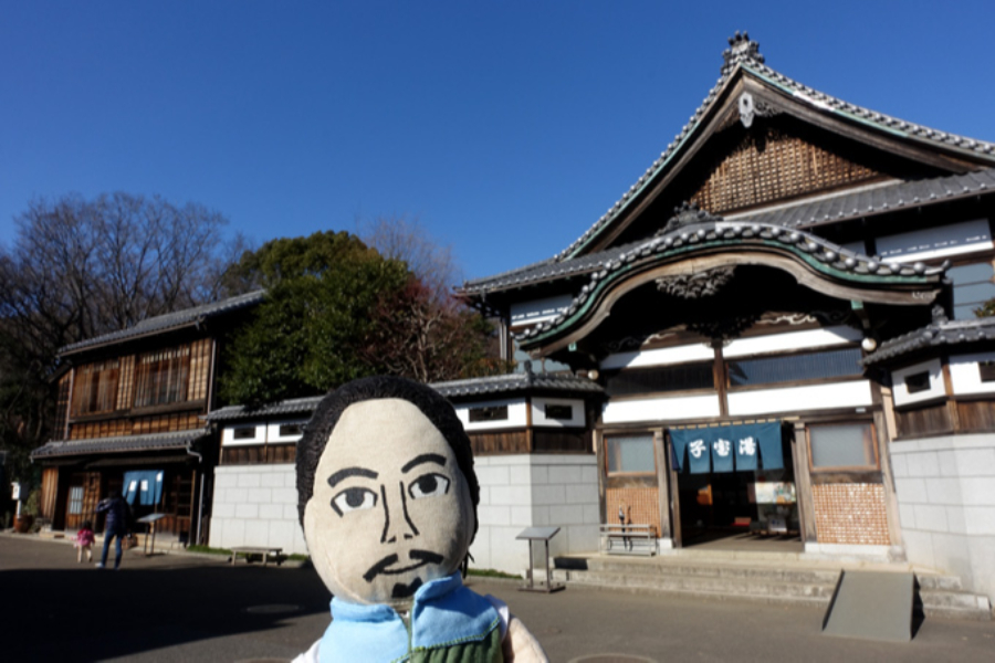 ▲下町エリアの最奥部にあるのは銭湯・子宝湯と居酒屋・鍵屋。仕事終わりにひとっ風呂浴びて、一杯ひっかける。そんな東京下町の暮らしぶりをしのばせる。他に旅館や醤油店、化粧品店などもあり
