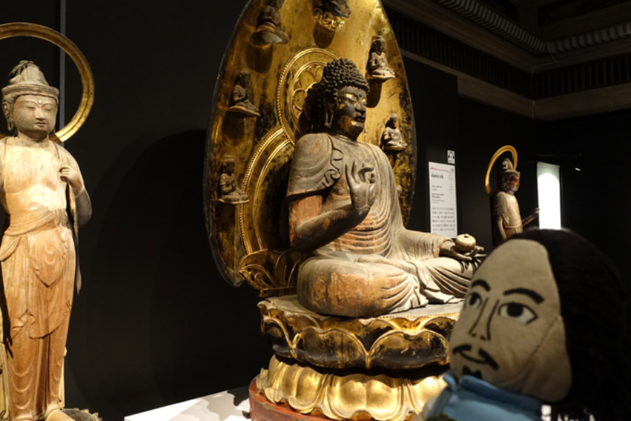 ▲重要文化財・薬師如来坐像(岩手・黒石寺)は威厳を感じさせるのけぞり具合が特徴。貞観地震と東日本大震災という2つの巨大地震をサバイブしたそうな