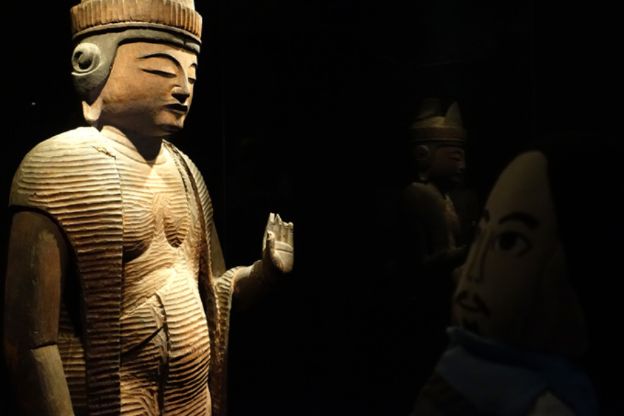 ▲重要文化財・聖観音菩薩立像(岩手・天台寺)は、あえて仏像の表面にノミ目を残す鉈彫像。樹木の霊が仏像に宿るといった、東北独自の信仰のかたちがうかがえます