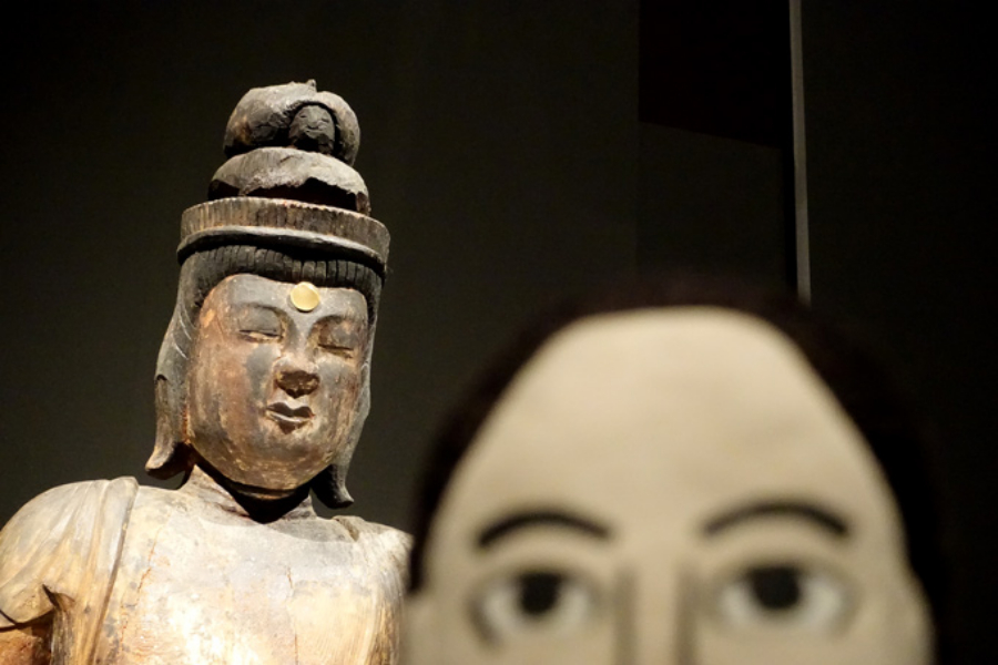 ▲頭の上に雪ん子をのせたような聖観音菩薩立像(秋田・小沼神社)。ニコニコしてますわよ