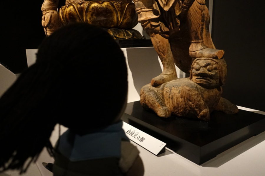 ▲持国天立像に踏まれる餓鬼はどことなく、なまはげのような趣き