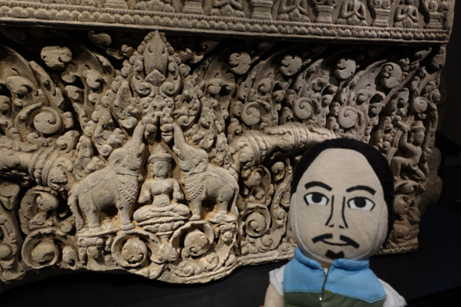 ▲こちら東洋館の地下(11室)クメール彫刻コーナーにあるラクシュミーのレリーフ(まぐさ/東京国土博物館蔵)。やっぱり伝吉祥天はラクシュミーなのか。それともガネーシャなのか…