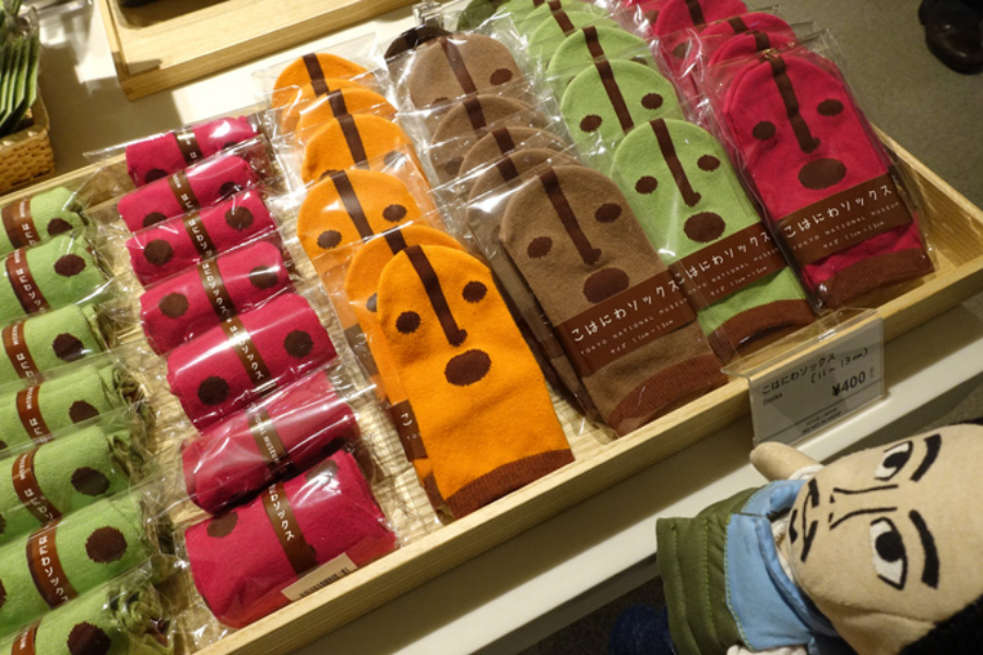 ▲トーハク本体のミュージアムショップでいま人気を集めているのがはにわソックス。子ども用(400円)は新発売。大人用にもオレンジが追加