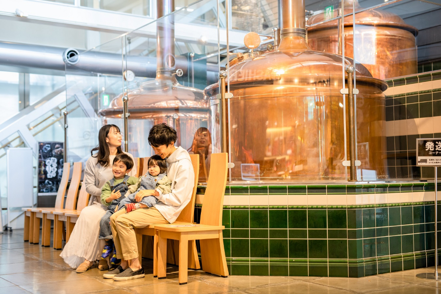 ▲クラフトビールの醸造設備を眺めながら、レストランの順番を待ちます