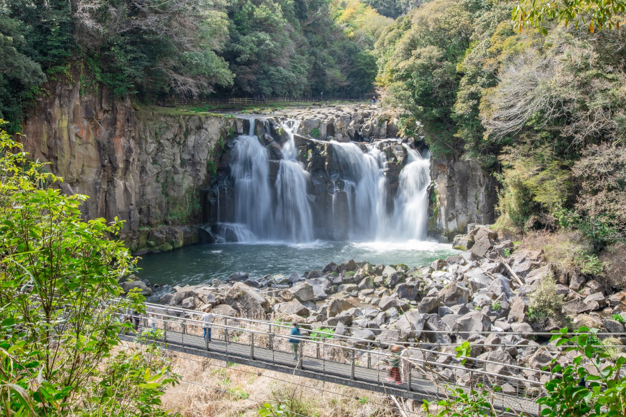 ▲車で15分ほど離れた場所には、日本の滝100選にも認定された観光名所「関之尾滝(セキノオノタキ)」もある