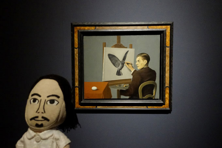 (c)Charly Herscovici/ADAGP, Paris, 2015
▲ヒラリー&ウィルバー・ロス蔵の自画像《透視》。卵を見ながら鳥を描く姿は、まさにマグリットの創作法を表していますね。ミニくまちゃんは「どこに鳥さんがいるのー?」とボケることで作品の一部になってみました