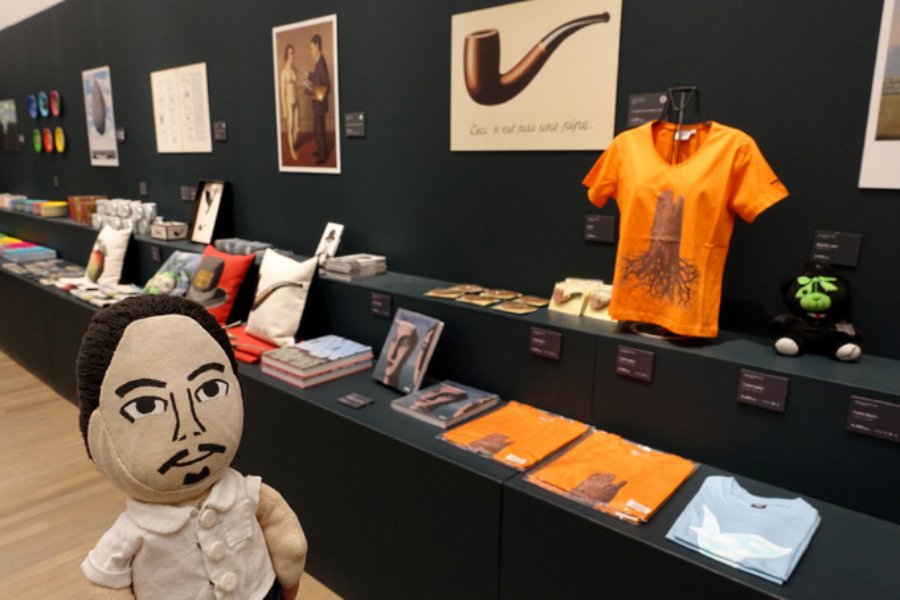 ▲特設ストアも要チェック。特に絵はがき、缶バッジ、ポスター、Tシャツが人気だとか。マグリットってポップアートの走りとも言えますね。ミニくまちゃんは本場ベルギービールコーナーにご執心