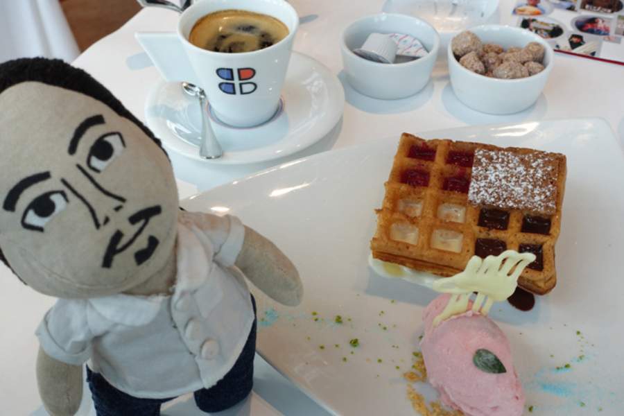 ▲館内カフェでもマグリット展にちなんだ特別メニューが。こちらは3階ブラッスリー ポール・ボキューズ ミュゼの「ベルギーワッフル 3種のソースとともに」1200円(税別)。ランチに付けると+500円(税別)なのでそっちが断然お得です