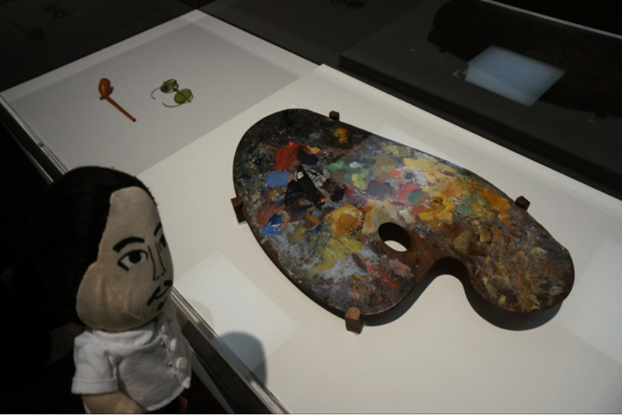 ▲会場にはモネが実際に使っていたパレットやメガネ、パイプなども展示。このパレットをモチーフにしたクッキーが、ミュージアムショップでも売られています