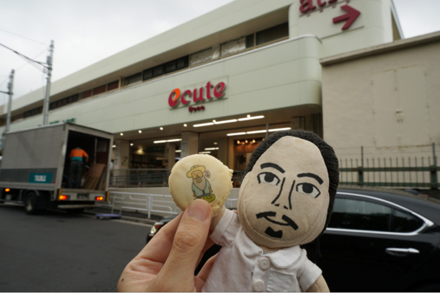 ▲本展のナビゲーター・田辺誠一によるキャラ「かっこいいモネ」。さまざまなグッズが用意されていますが、こちらは上野駅構内のエキュートで限定発売されるマカロン