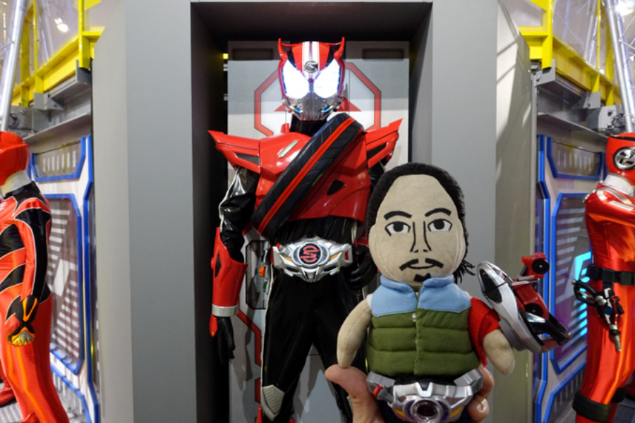▲仮面ライダー最新作の『仮面ライダードライブ』。ミニくまちゃんが装着しているベルトとブレスはドライブの変身アイテム