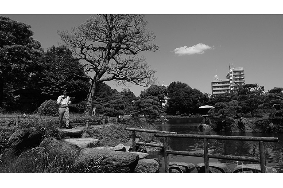 ▲50年前の場所に写り込むこむ50年っぽい人