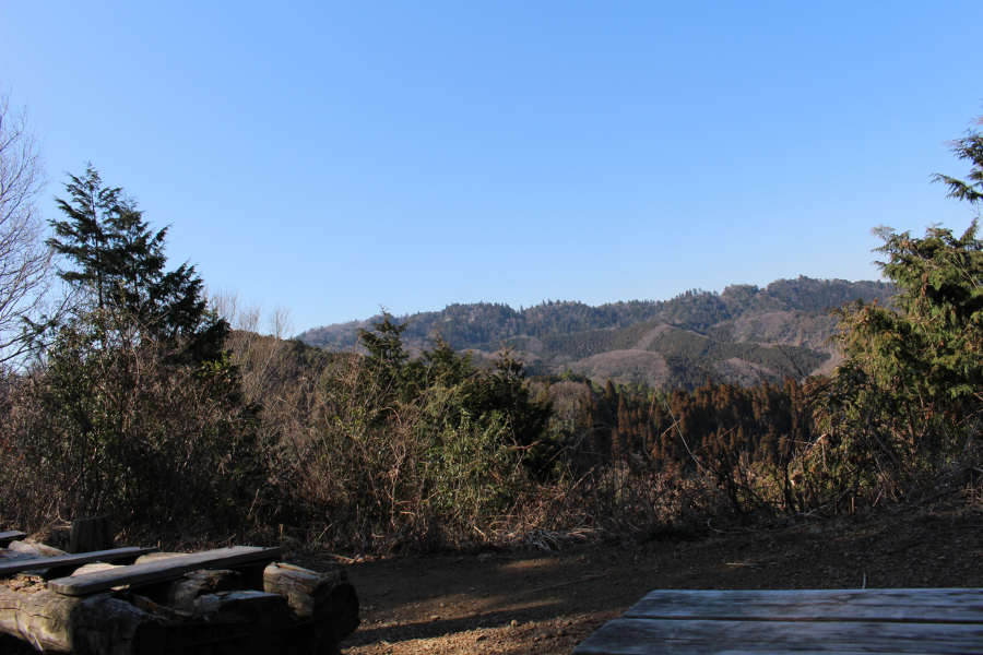 ▲草戸峠から高尾山を望む/写真提供・町田市