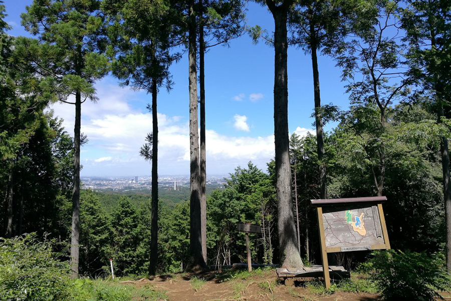 ▲草戸山山頂から八王子方面を望む/写真提供・町田市