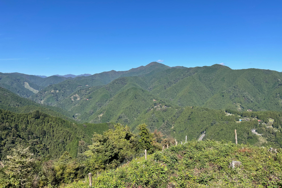 ▲浅間尾根から見た御前山方面/写真提供・檜原村観光協会