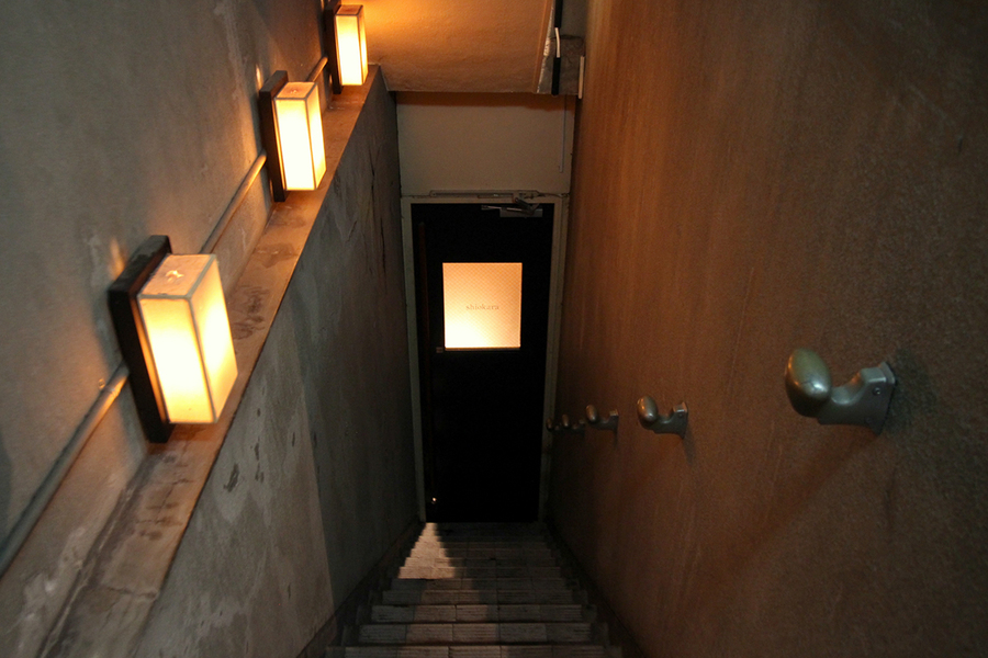 オトナの夜デート 迷路みたいな銀座の秘密基地 お忍び感と料理に驚くバー レッツエンジョイ東京