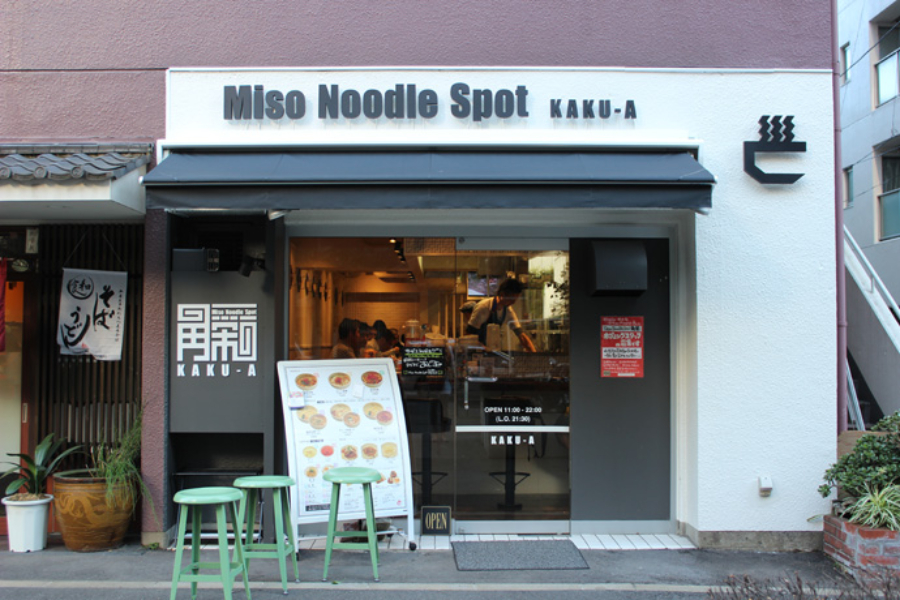 ▲新宿駅から徒歩5分。ラーメン店らしからぬスタイリッシュな外観。