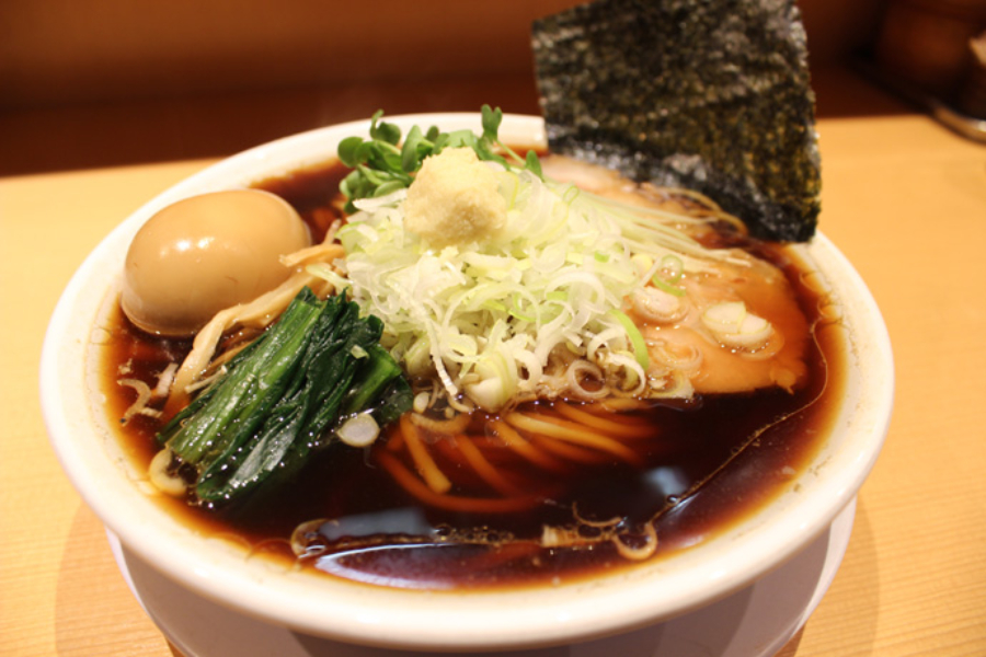 ▲「我無者羅」の「生姜醤油ラーメン」。醤油の旨みと生姜の香りが際立つすっきりとした味わい。