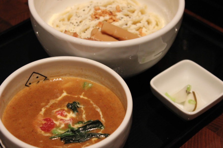 ▲「カレー味噌つけ麺」(850円)。時折感じるセロリの清涼感がアクセントに。