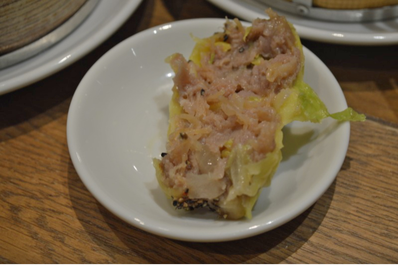 ▲「季節限定 冬白菜と干し貝柱の肉焼売」の断面。粗挽き豚肉のなかに白菜と干し貝柱が絶妙なバランスで一体化