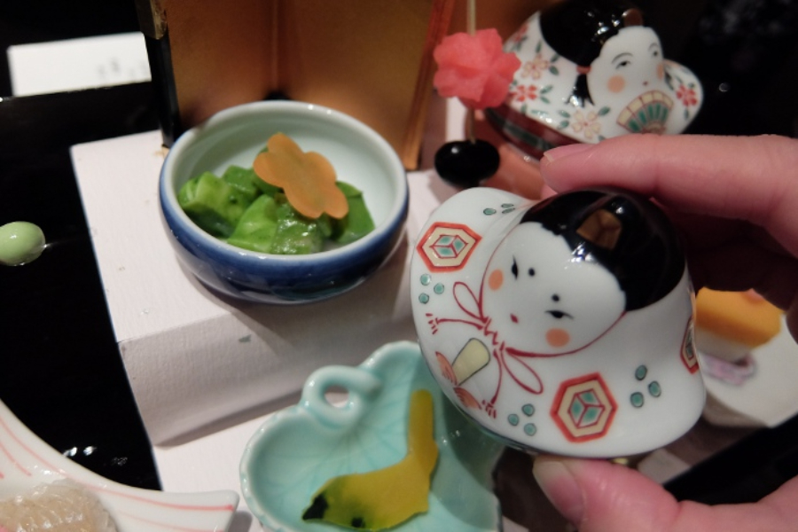 ▲ひな人形の中にも料理が入っている