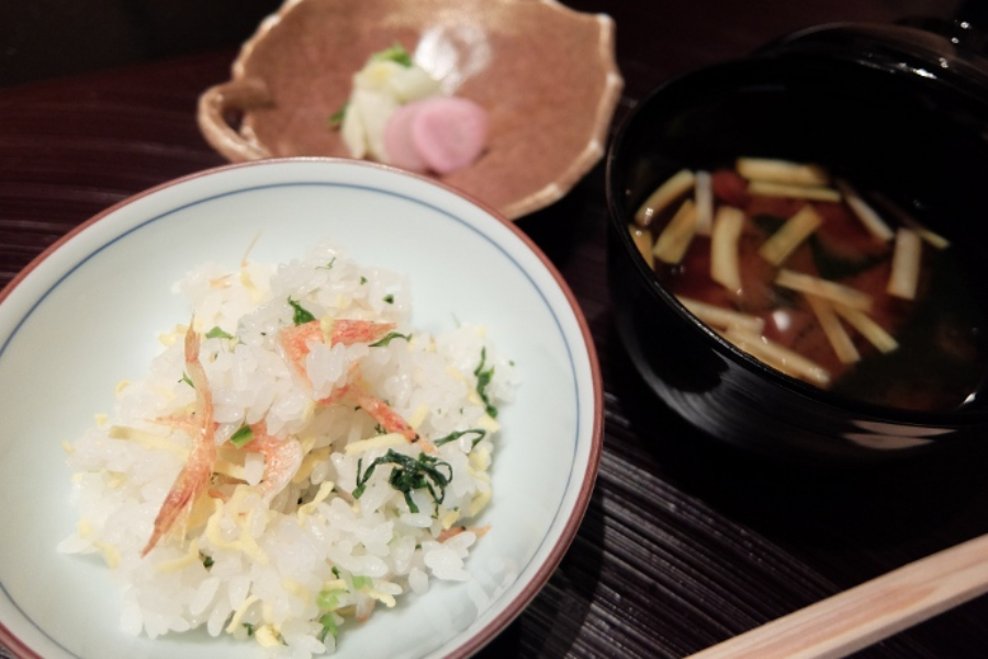 ▲最後に出てきたのは桜海老の釜炊きご飯。こちらも色合いが素晴らしい