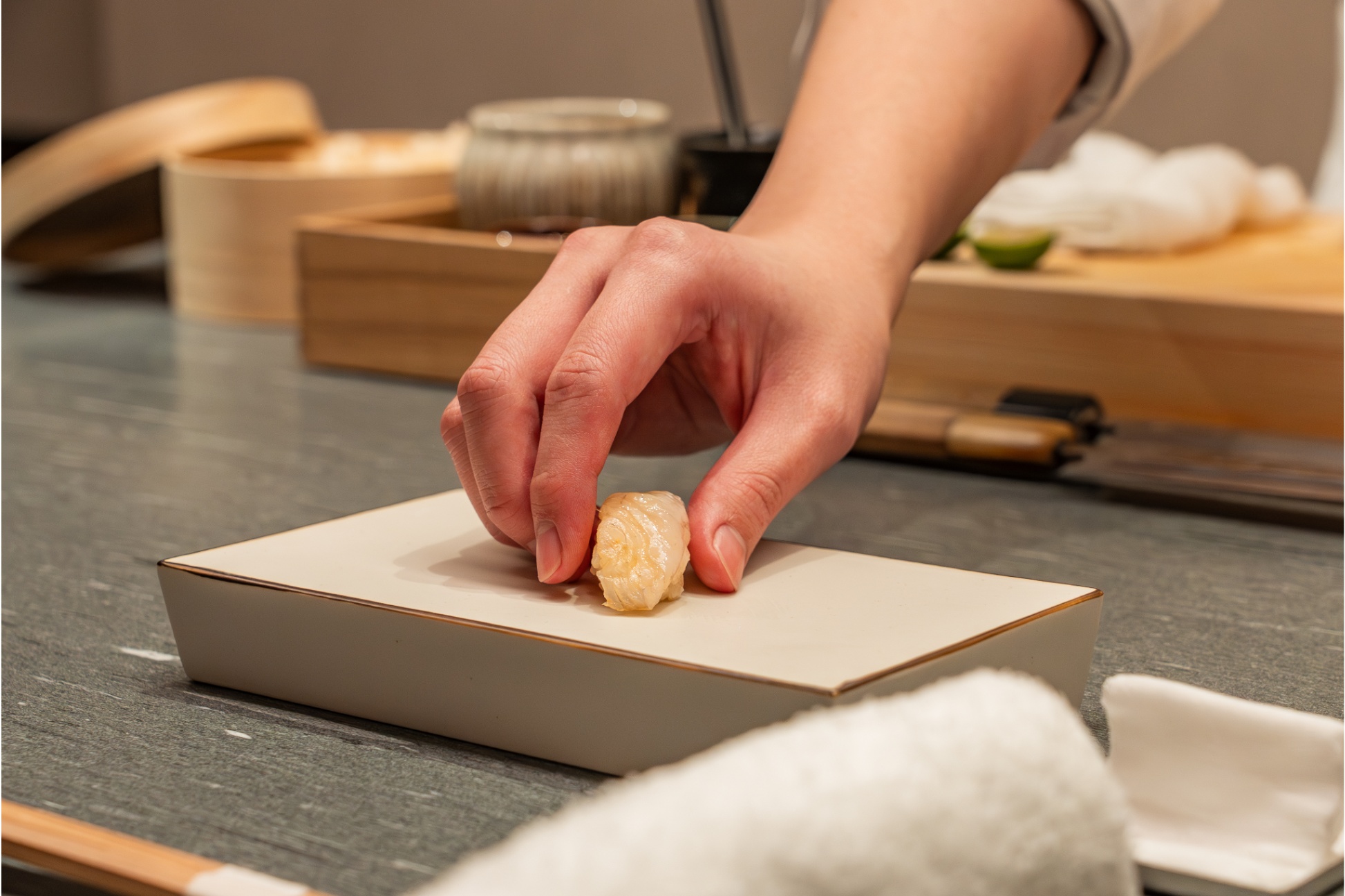 本格江戸前鮨をおまかせコース形式で！「鮨 せんだん」蔵前にオープン