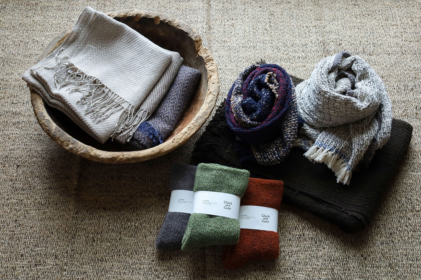 ▲(写真右上から時計回りに)Suno & Morrison「ガラ紡」各種(マフラー9,240円~、ストール16,500円~、ブランケット24,860円~)、Glück und Gute「足の寝間着」(2,970円)、Kameli apartment ラトビア製手織りショール(25,300円~)