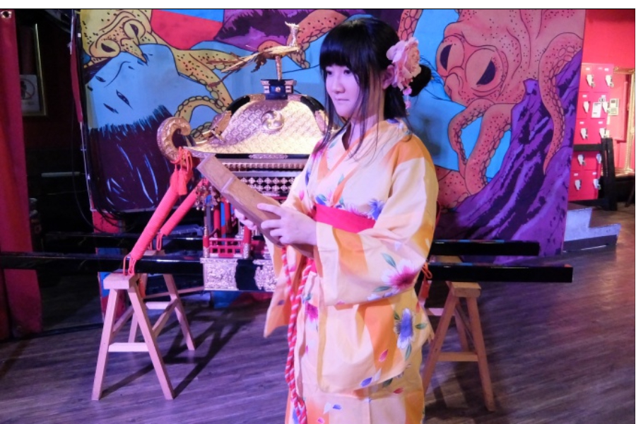 ▲「火の用心」の木の棒が置いてあったので叩いてみた