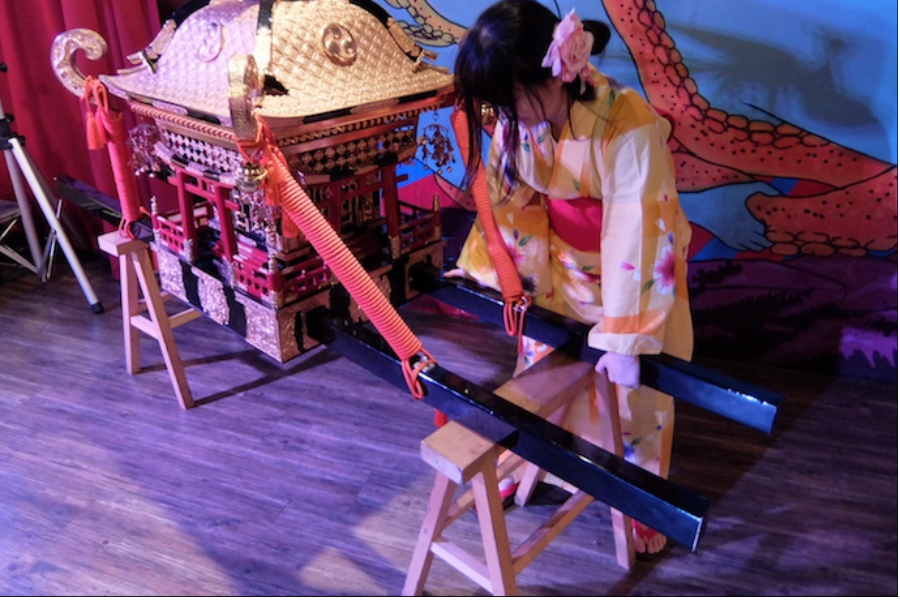 ▲でも、一人でお神輿をかつぐのは、無理