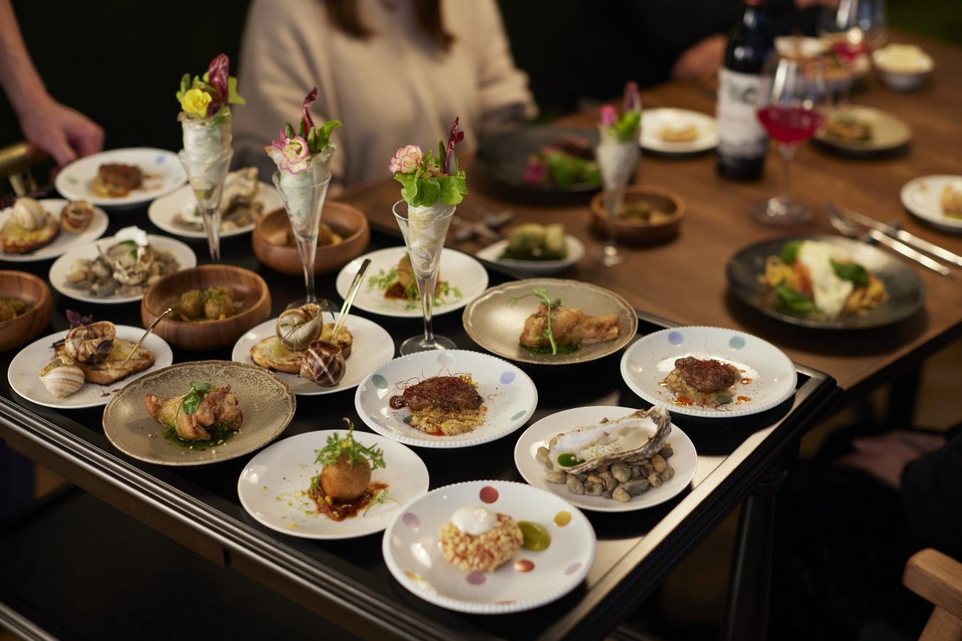 ▲ディナータイムは「YUMCHA STYLE(ヤムチャスタイル)」で料理を提供