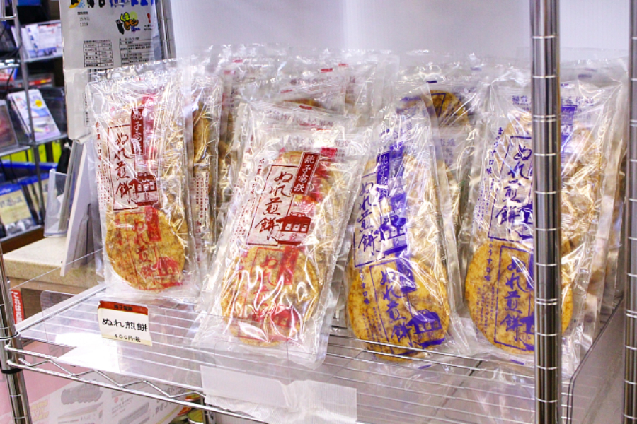 中でもこのぬれ煎餅は、リピーター客の多い人気商品だそうです。