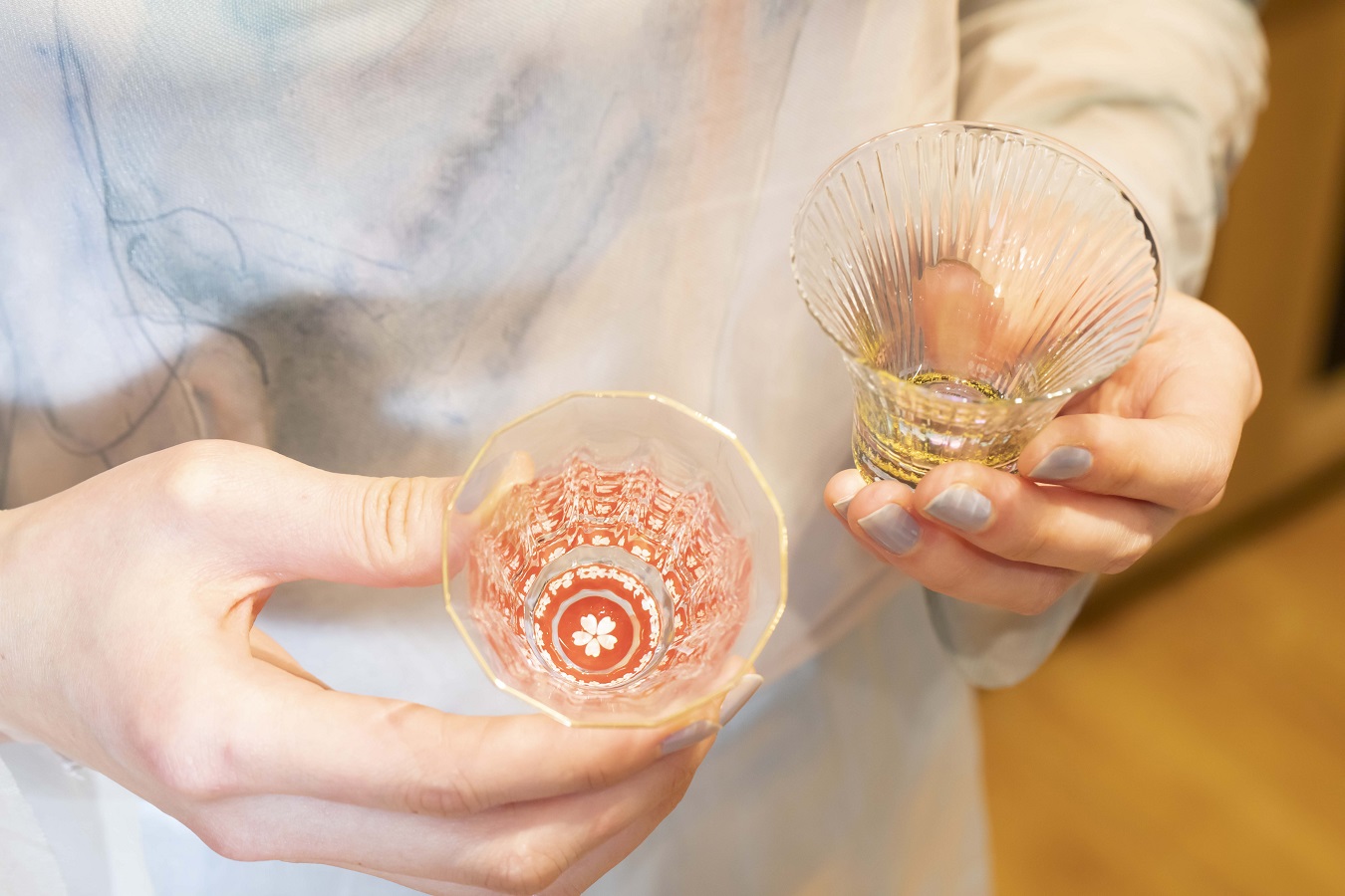 ▲漆器の伝統技術を生かしたグラス「金杯 桜・朱」(左8,800円/高岡漆器)。グラスの底に漆と螺鈿が施されており、酒を注ぐと美しい色柄が華やかに浮かび上がる