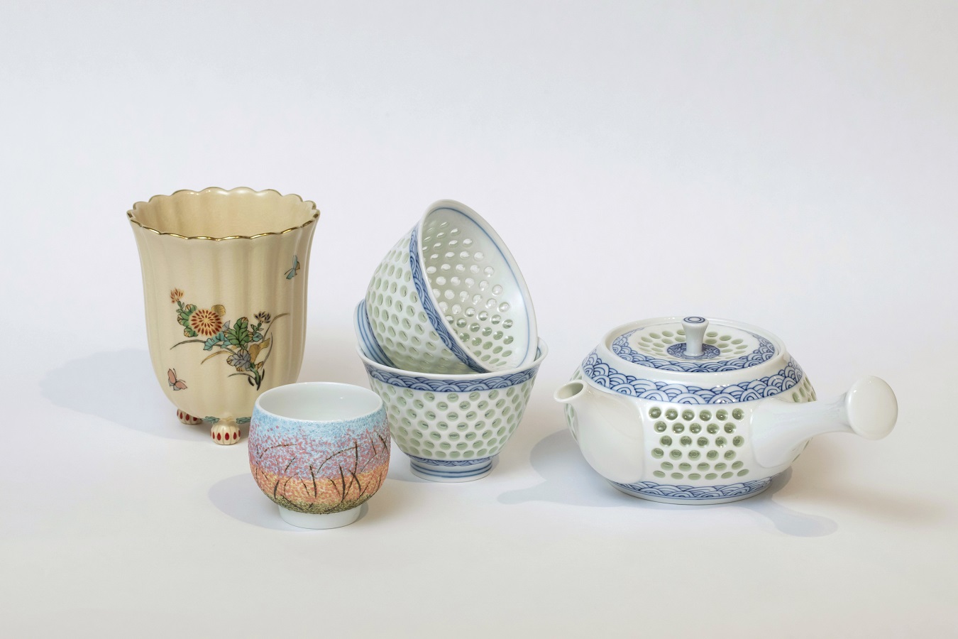 ▲左から「菊脚フリーカップ(菊)」(16,500円/薩摩焼)、「点刻象嵌ぐい呑」(25,080円/有田焼)、「水晶青海波」シリーズ(反仙茶一客6,380円、急須15,400円/波佐見焼)。いずれも他ではあまり見られない技法を使っている