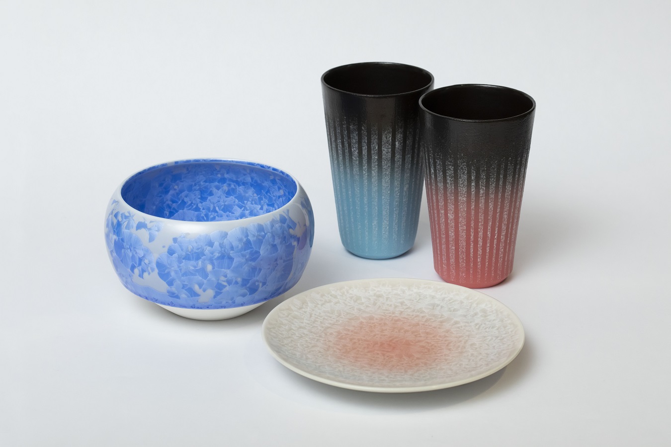 ▲左から「花結晶」シリーズ(ボウル5,500円、5寸皿3,300円 陶あん/京焼・清水焼)、「釉泥彩 フリーカップ」(各6,600円 竹村陽太郎/京焼・清水焼)