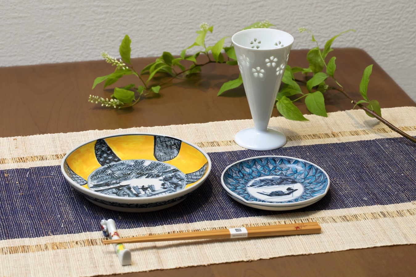 ▲手前左から「一閑人雲錦棒箸置」(ペア3,520円/京焼・清水焼)、「もみじ箸」(1,100円/京竹細工)、「南画皿」シリーズ(5.5寸皿7,150円、4寸皿4,400円 六斎窯/京焼・清水焼)、「水晶花詰ビールグラス」(3,300円/波佐見焼)