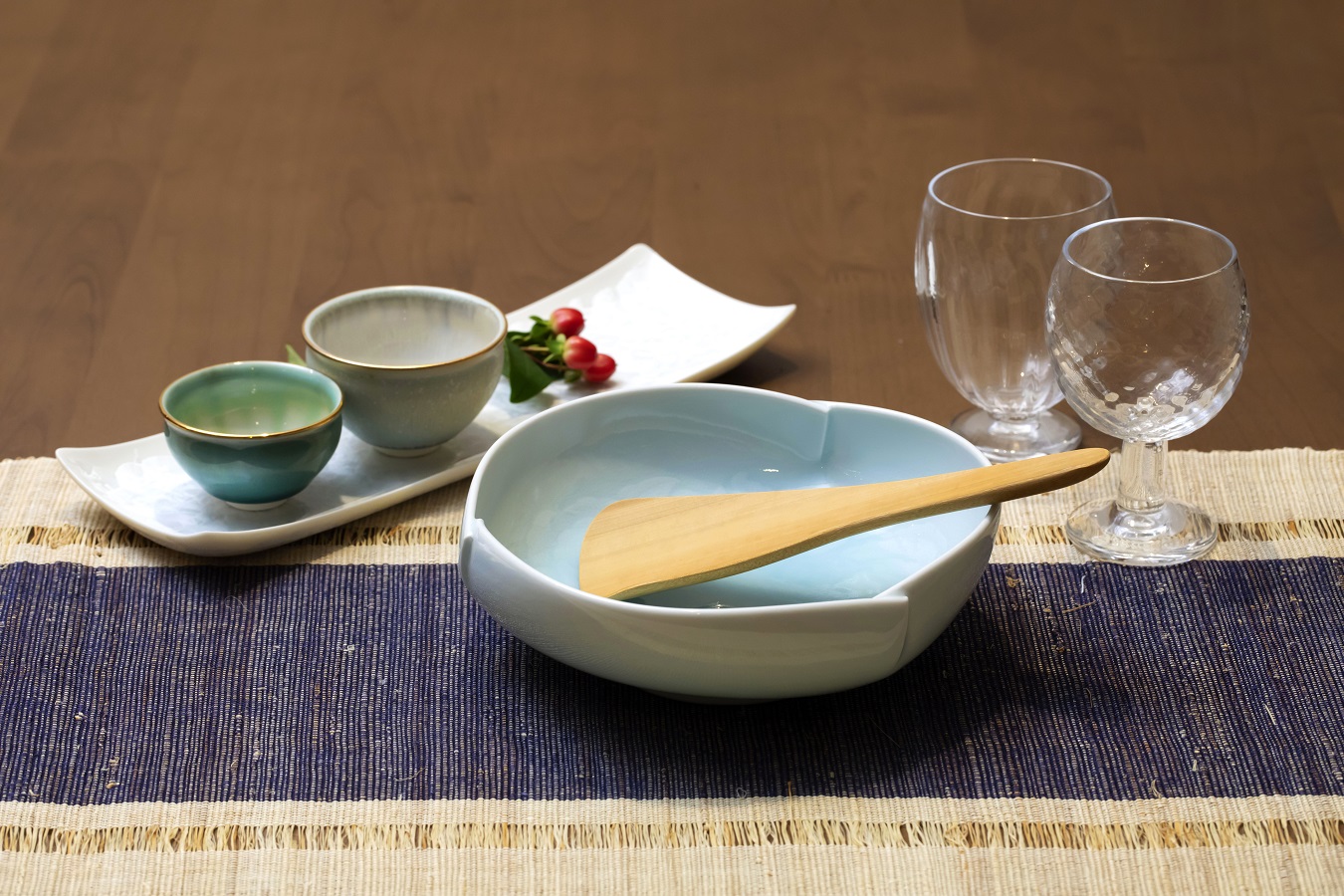 ▲左から「花結晶 長皿(白)」(3,300円 陶あん/京焼・清水焼)、「緑麗金彩淡緑ぐい呑」「白麗プラチナ彩ぐい呑」(各5,500円 観芙/京焼・清水焼)、「青白磁三つとじ唐草6寸鉢」(7,700円/美濃焼)、「ミノタケしゃもじ」(1,980円/京竹細工)、「モールワインゴブレット」(3,630円 荒木桜子/京ガラス)、「フレンチグラス」(4,620円 荒木桜子/京ガラス)