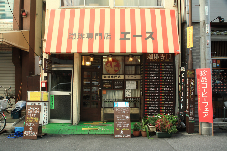▲エースに着きました。赤とクリーム色でまとめられたポップな外観