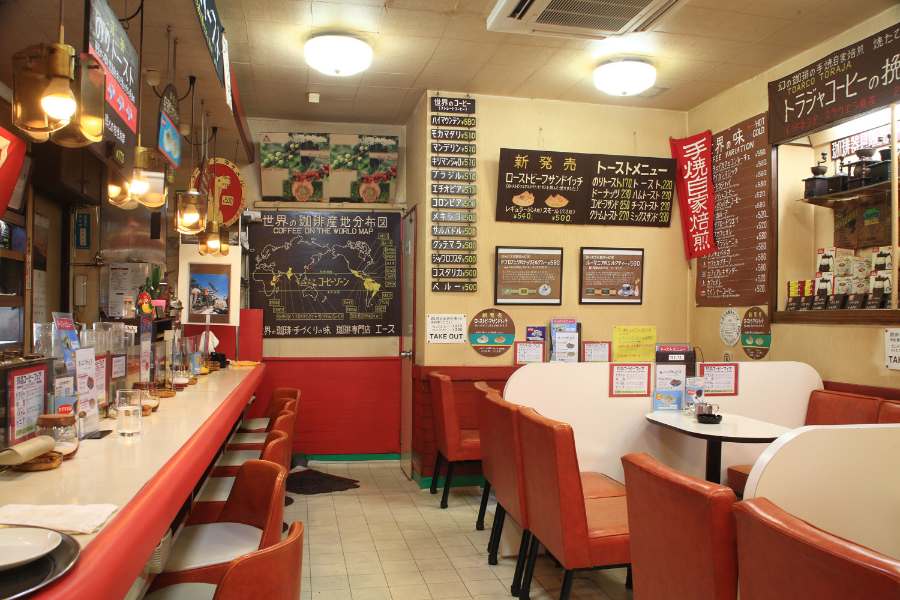 ▲店内。喫煙可ですが私が最初にこの店を訪れた5・6年前よりはるかに喫煙しているお客さんは減っていました