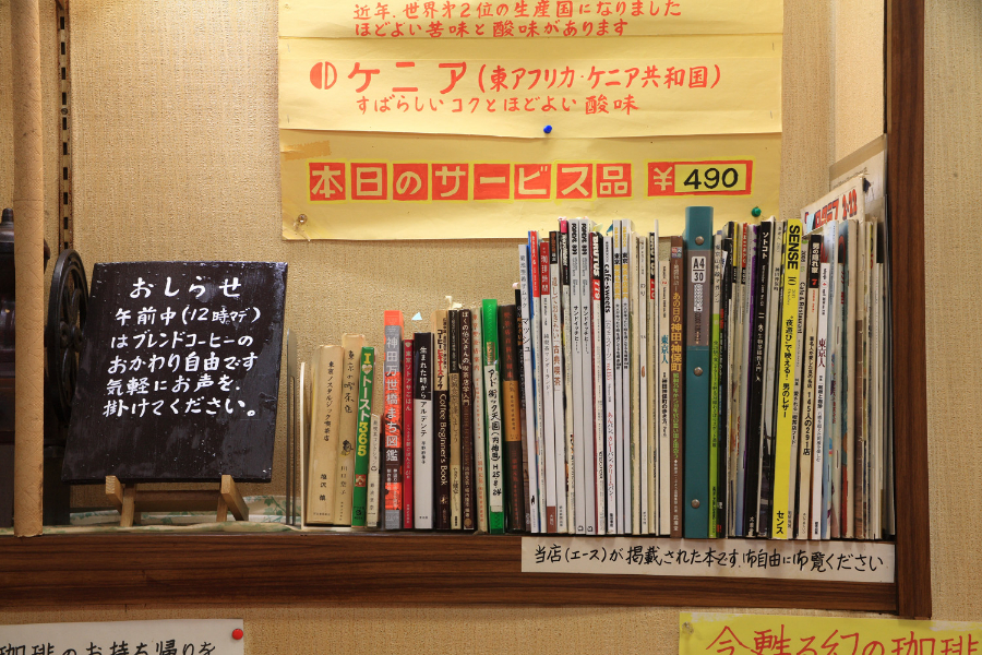 ▲近年取材を受けた雑誌や単行本などが並ぶ。私が最初に取材した拙著も一番左にありました。その5冊隣も私の仕事です