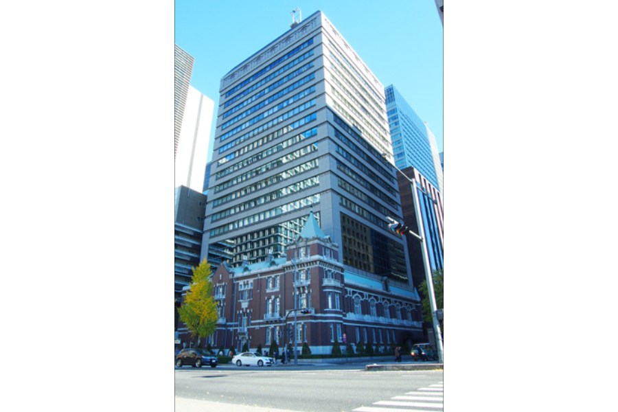 ▲茶色のレンガ部分が旧東京銀行集会所。「土地が足りないからビルを建てたい」「でも今あるのをつぶすのはもったいない」の折衷案