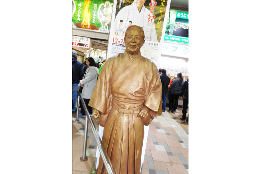 ▲ケーブルカーの駅にたたずむ北島三郎の像。人気のスポットに目を付けるとはさすがです。
