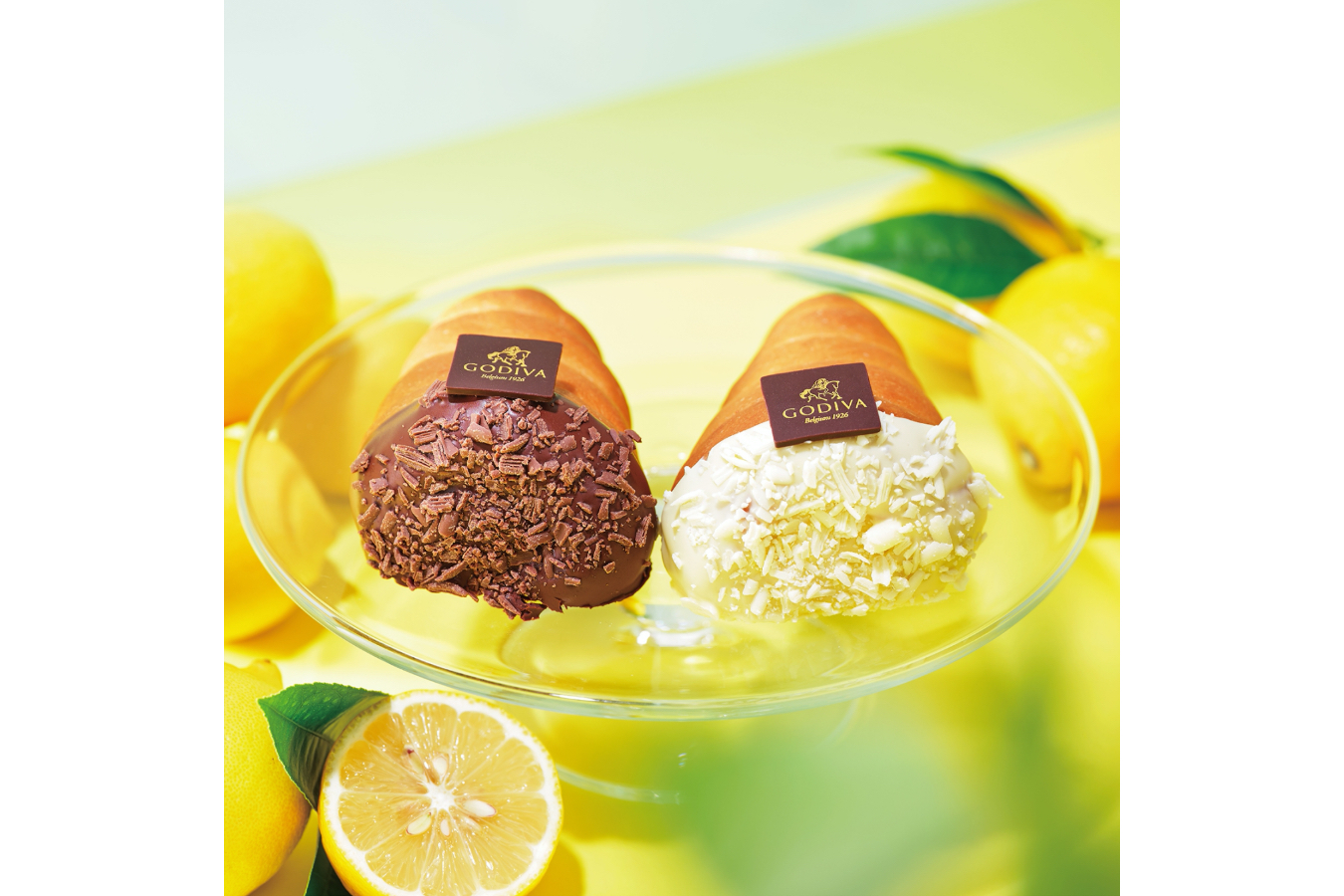 ▲(左から)「GODIVAチョココロネ 」(600円)、「GODIVAホワイトチョココロネ レモン」(630円)