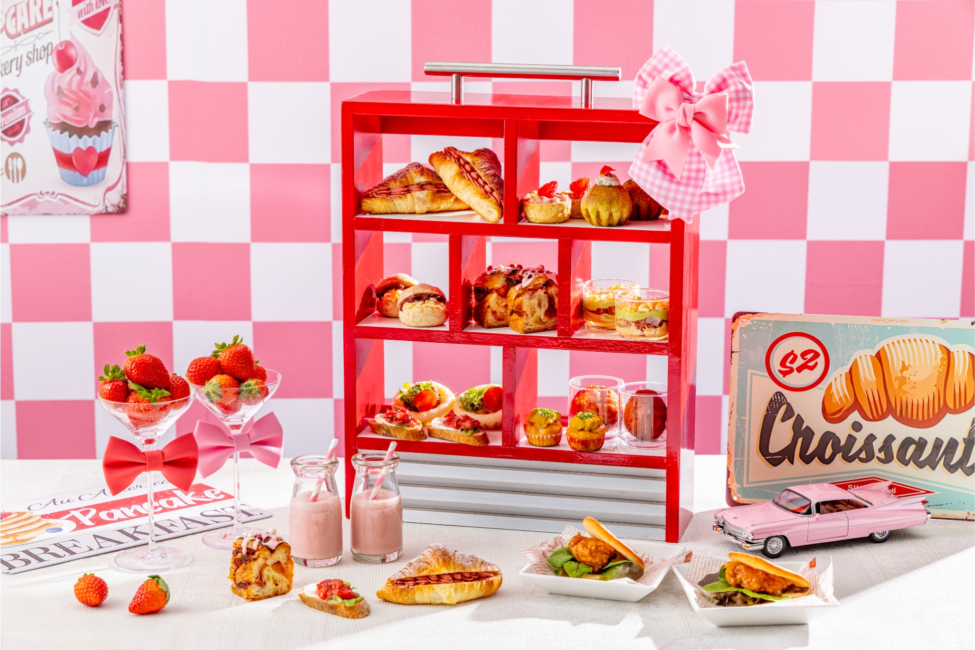 【ヒルトン東京】“いちご×アメリカン50s”で贈るパンが主役のアフタヌーンティー登場